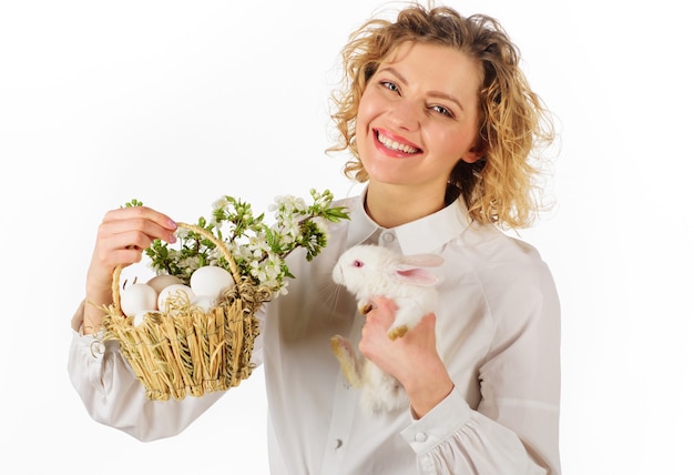 Paasdag. Gelukkige vrouw met mand eieren en paashaas konijn. Religie symbool.