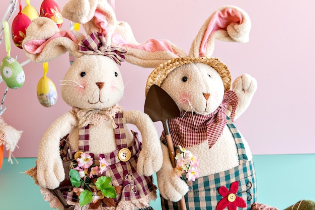 Paasdecoratie gevulde konijnen op roze achtergrond