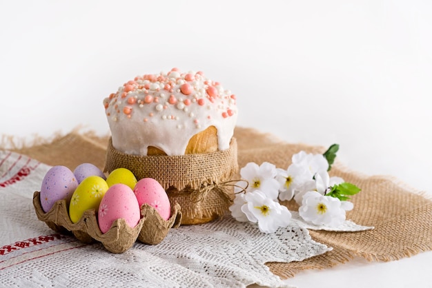 Paasei en taart op een lichttafel achtergrond Happy Easter achtergrond voor voorjaarsvakantie