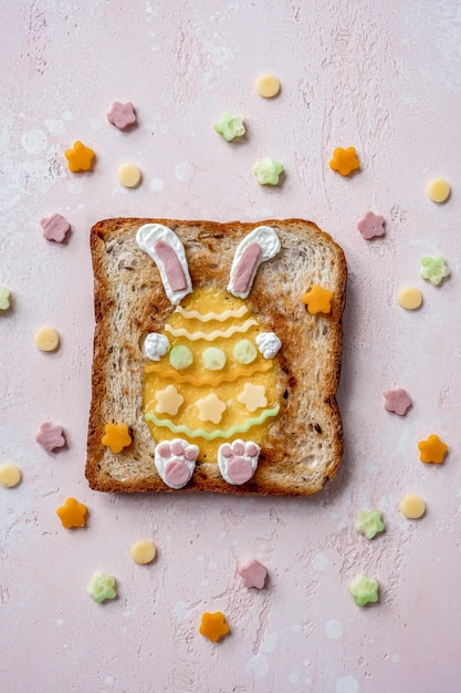 Paasei in het gat toast met konijnenoren