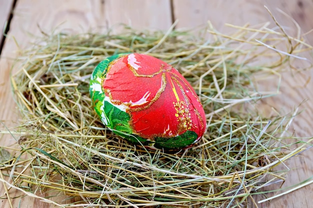 Paasei met rode bloem aan boord