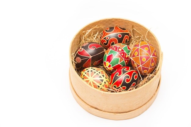 Paasei Pysanka op een witte achtergrond