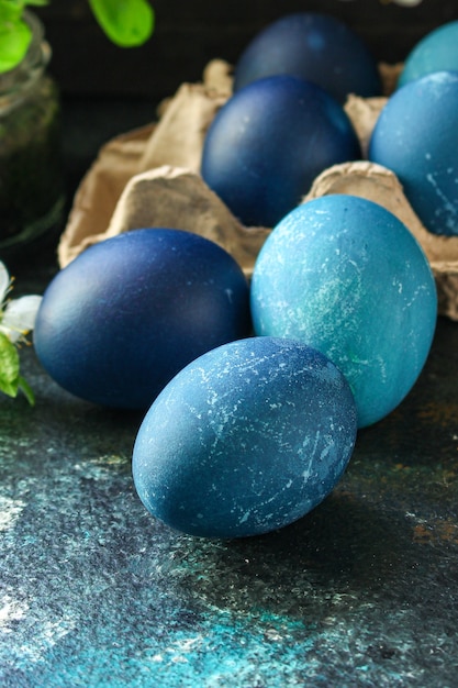 Paaseieren blauw geschilderd behandelen feestelijke tafel rustieke maaltijd