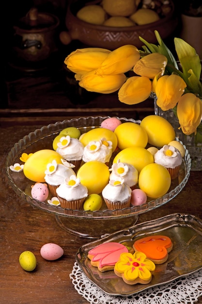 Paaseieren bloemen en muffins cupcake met suikerdecoraties voor pasen