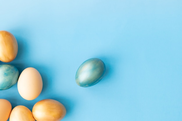 Paaseieren bloemen op blauwe plat leggen bovenaanzicht kopie ruimte paasdag