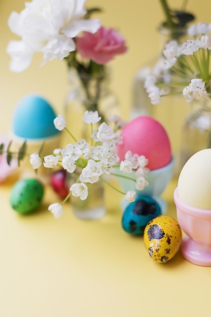 Paaseieren bloemen op gele achtergrond