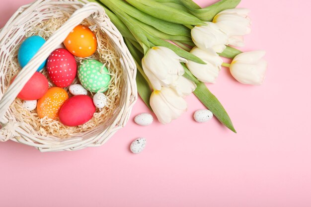 Paaseieren en bloemen op het tafelblad uitzicht