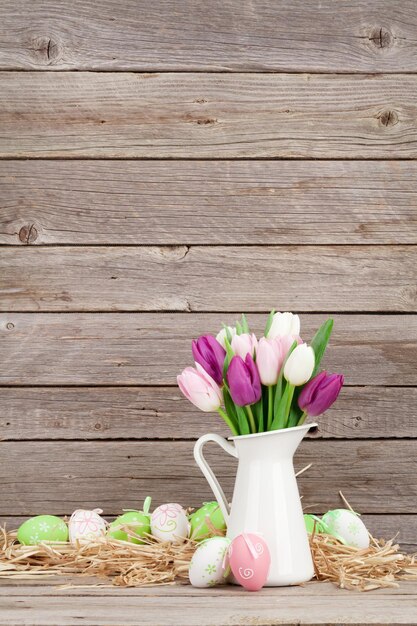 Paaseieren en kleurrijk tulpenboeket