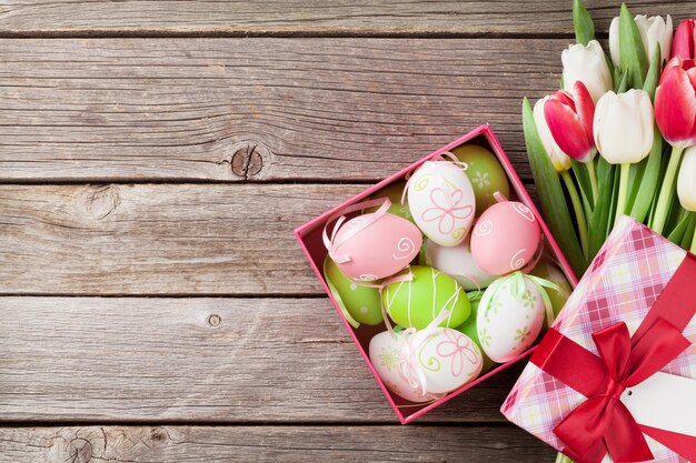 Paaseieren en kleurrijke tulpen