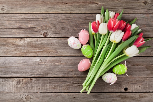 Paaseieren en kleurrijke tulpen