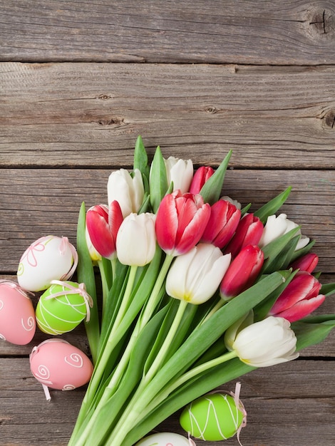 Paaseieren en kleurrijke tulpen