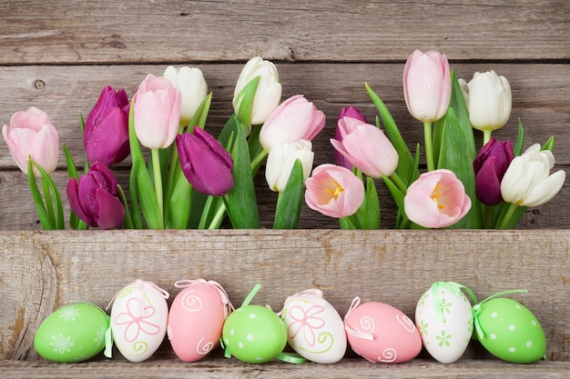 Foto paaseieren en kleurrijke tulpen