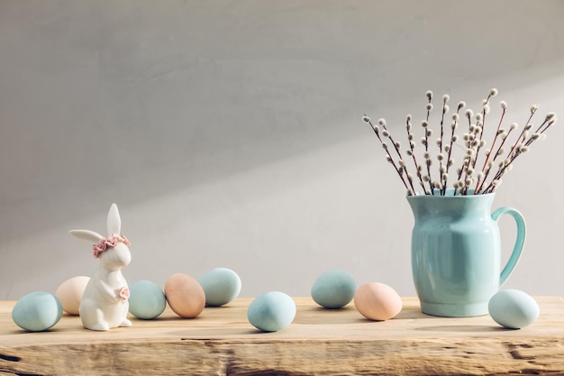 Paaseieren en lentebloemen op een houten tafel