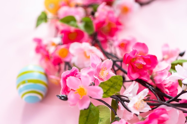 Paaseieren en roze bloemen op een roze backgorund.