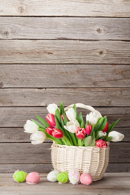 Paaseieren en tulpenboeket