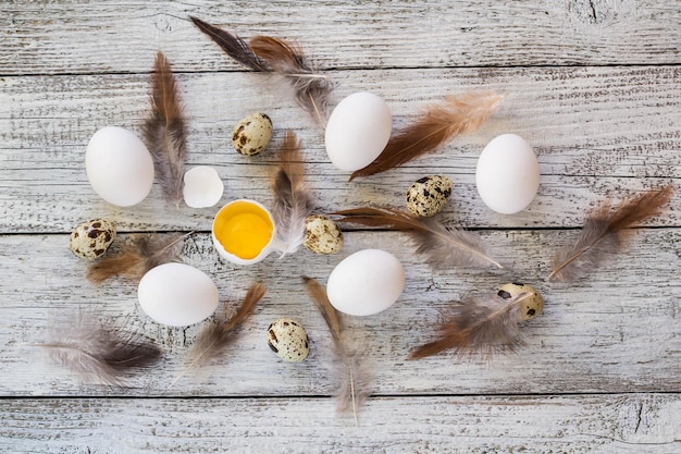 Paaseieren en veren achtergrond eten bovenaanzicht