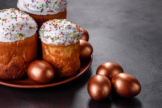 Paaseieren goud en brons en Pasen cake. Voorbereiding op de vakantie