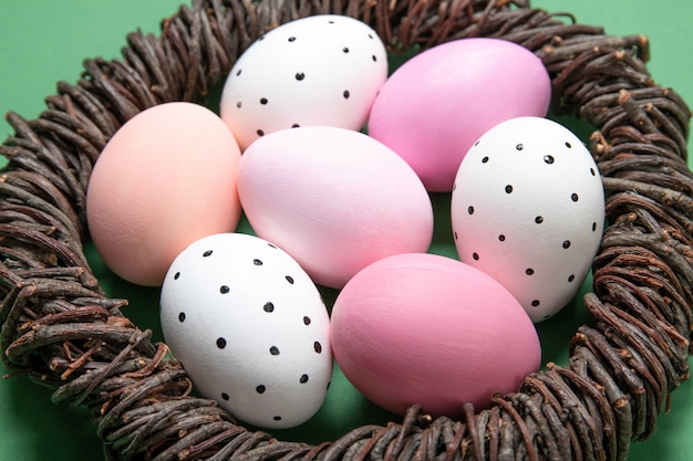 Paaseieren in een nest op een groene achtergrond