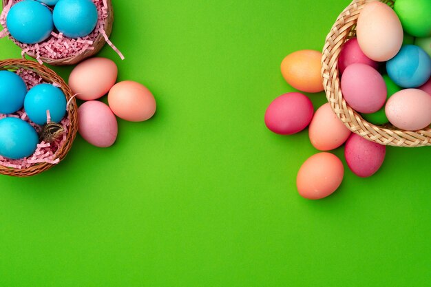 Paaseieren in een nest op groene achtergrond