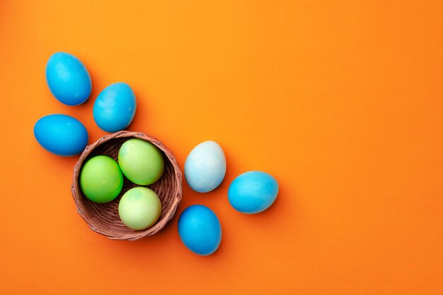 Paaseieren in een nest op oranje close-up