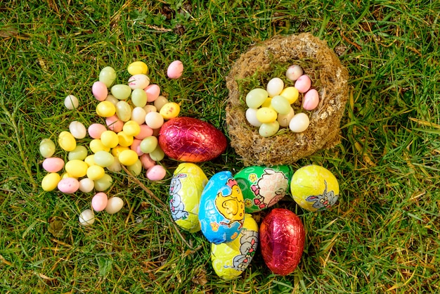 Paaseieren in een tuin