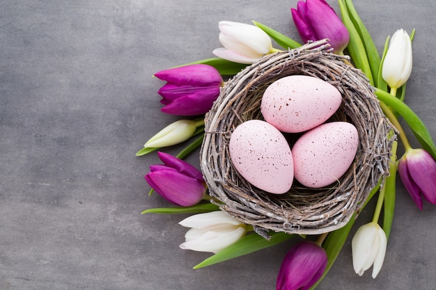 Paaseieren in het nest, de lentebloemen tulpen