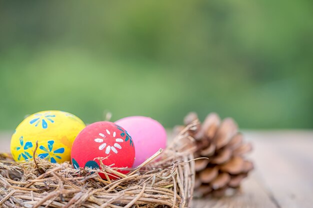 Paaseieren in het nest op oude houten tafel