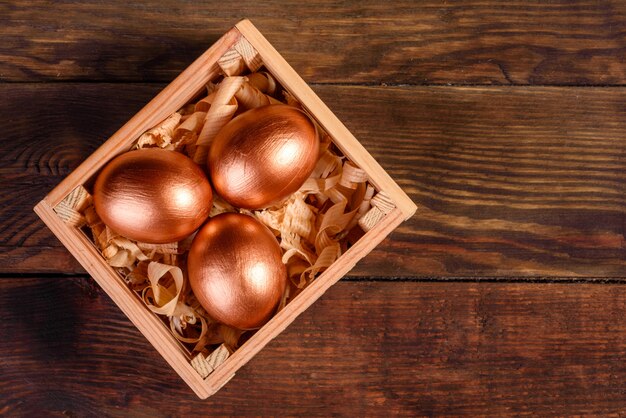 Paaseieren in houten geschenkdoos op donkere houten tafel. Voorbereiding op de vakantie