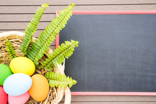 Paaseieren in mand en schoolbord