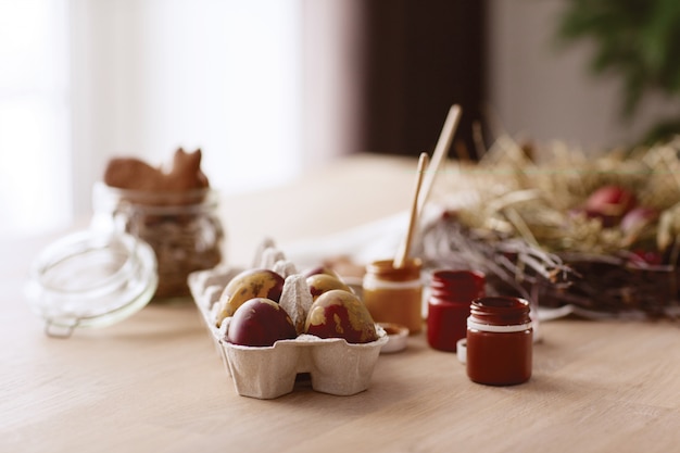 Paaseieren, koekjes, verf, penseel op de tafel. Zijaanzicht