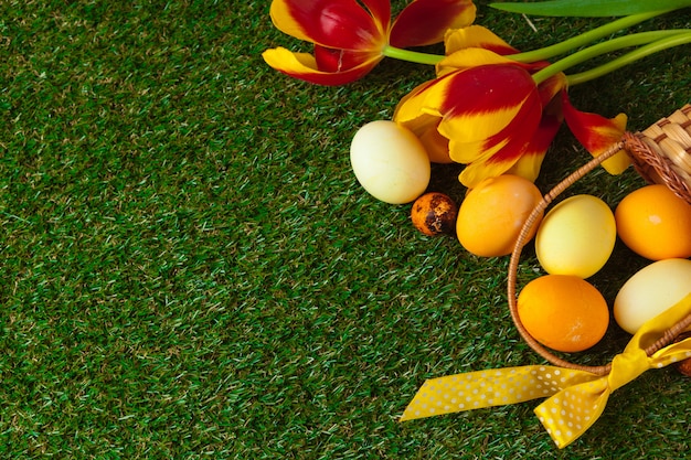 Paaseieren met bloem op groen gras