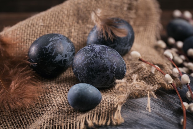 Paaseieren met de hand beschilderd in blauwe kleur