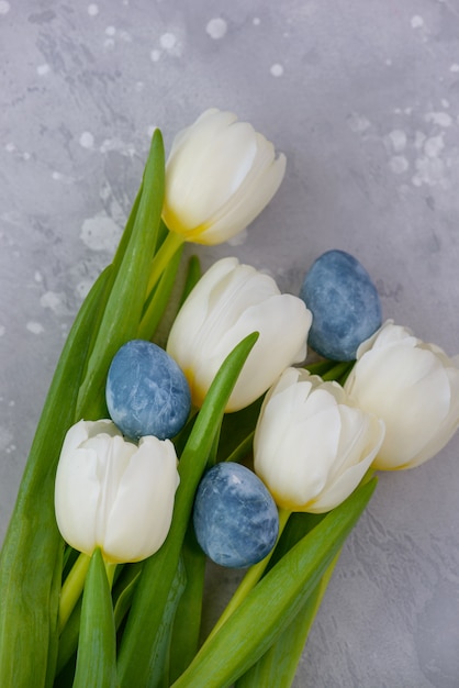 Paaseieren met witte tulp