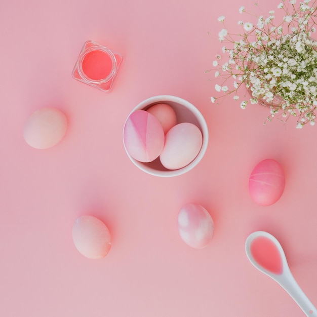 Foto paaseieren pastelkleuren op roze achtergrond