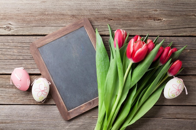Paaseierenbord en tulpenboeket