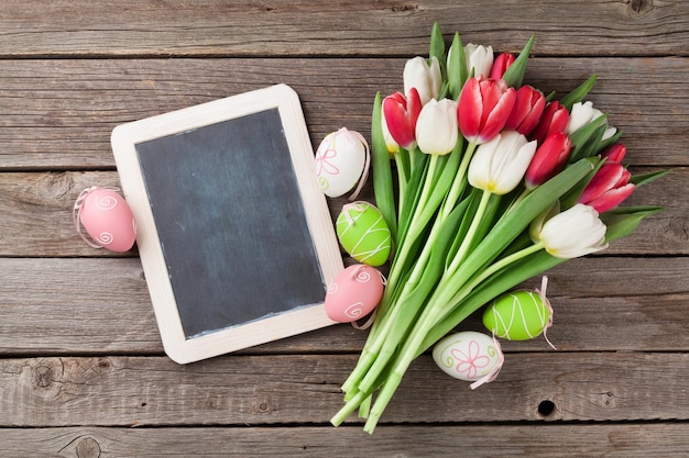 Paaseierenbord en tulpenboeket