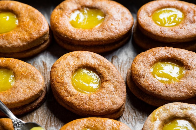 Paaseivormig koekjespatroon Paaskoekjes met lemon curd Traditioneel paasdessert Koekjes voor kinderen Veganistische koekjes Bovenaanzicht