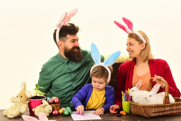 Paasfamilie met mand met beschilderde eieren