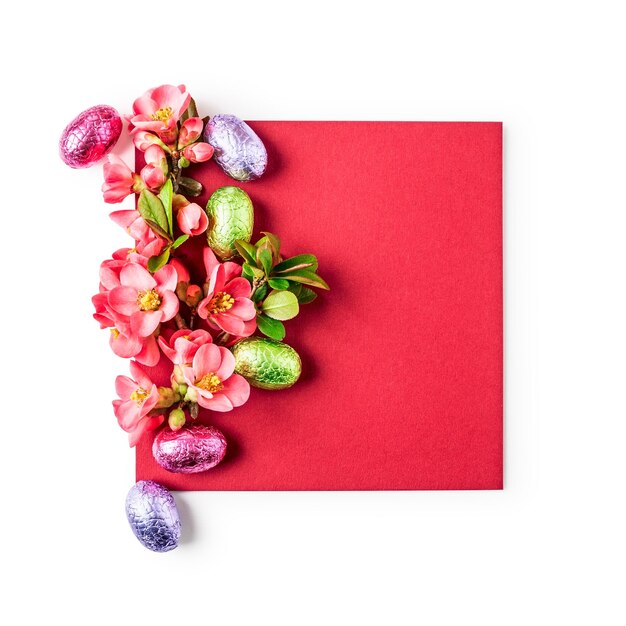 Foto paasgroetekaartje met japanse quince bloemen chocolade eieren en briefpapier