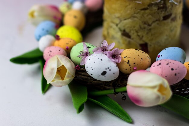 Paaskrans van decoratieve kwarteleitjes en tulpen bovenaanzicht van de rotankrans paasdecor