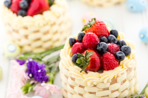 Paasmand minicakes met geglazuurd vers fruit erop.