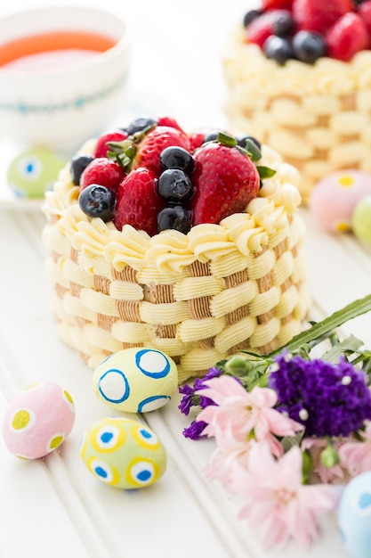 Paasmand minicakes met geglazuurd vers fruit erop.