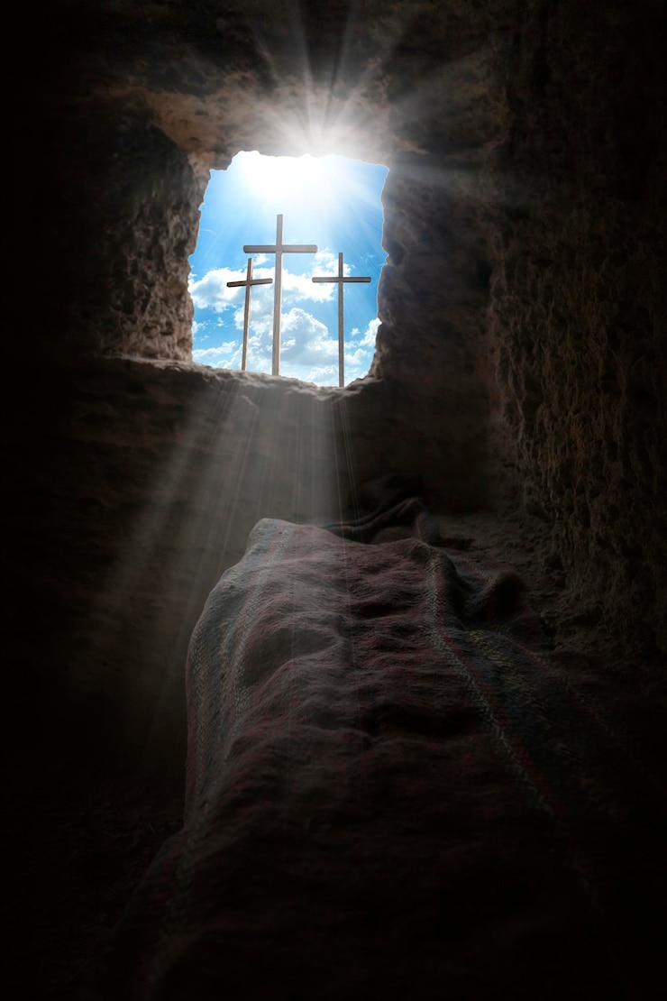 Paasmorgen Golgotha-heuvel met silhouetten van het kruis Opstandingsachtergrond met zonlicht abstracte achtergrond met exemplaarruimte voor tekst