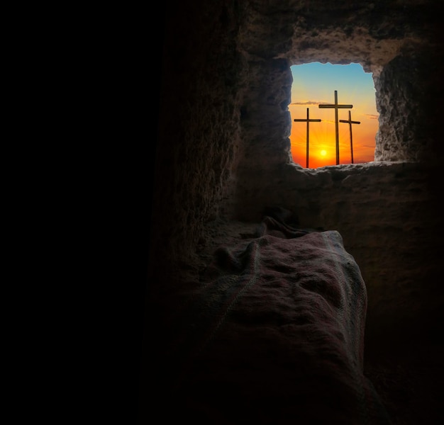 Paasmorgen Golgotha-heuvel met silhouetten van het kruis Opstandingsachtergrond met zonlicht abstracte achtergrond met exemplaarruimte voor tekst