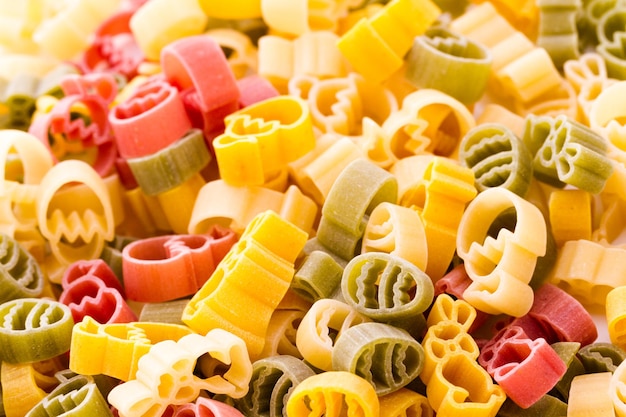 Paaspasta in gele, rode en groene kleuren.