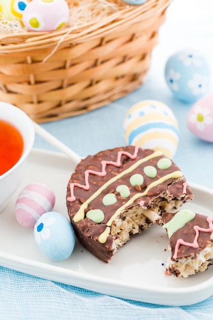 Paasrijst krispy pop-traktaties in de vorm van Ester-ei en paashaas.