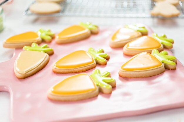 Paassuikerkoekjes versieren met roterend glazuur.