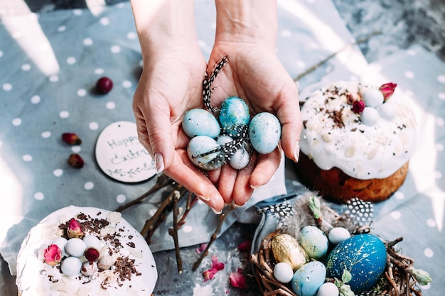 Paastaart met meringue en decoratie op tafel