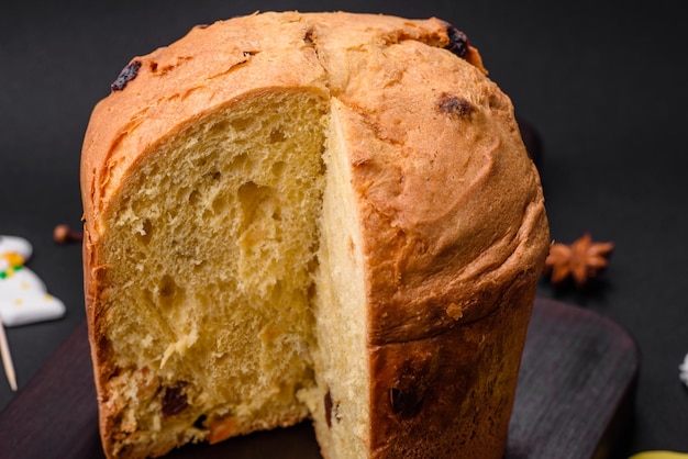 Paastaart of panettone met rozijnen en gekonfijte vruchten