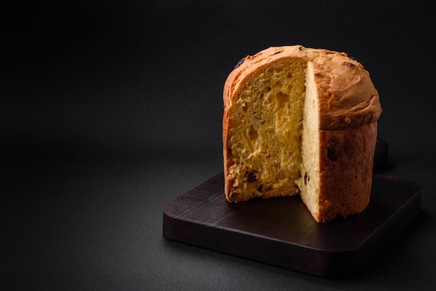 Paastaart of panettone met rozijnen en gekonfijte vruchten